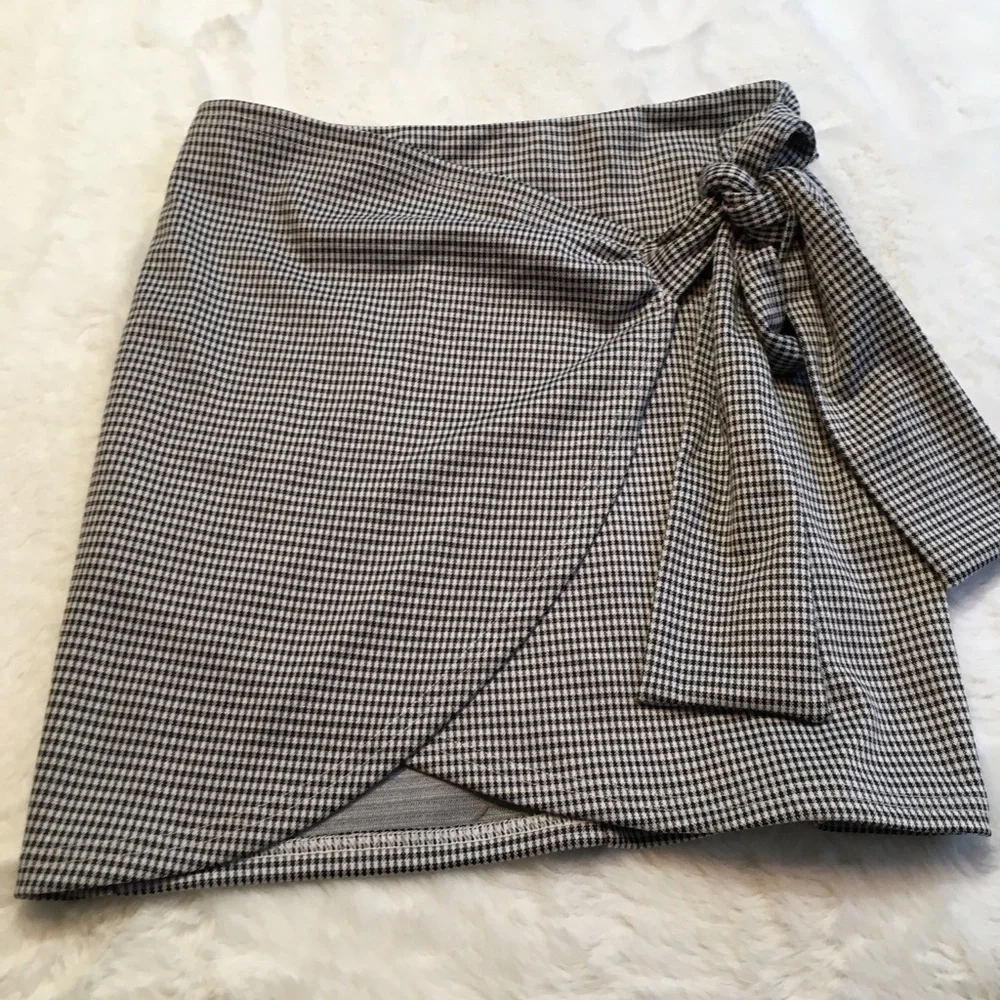 Akira skirt size small